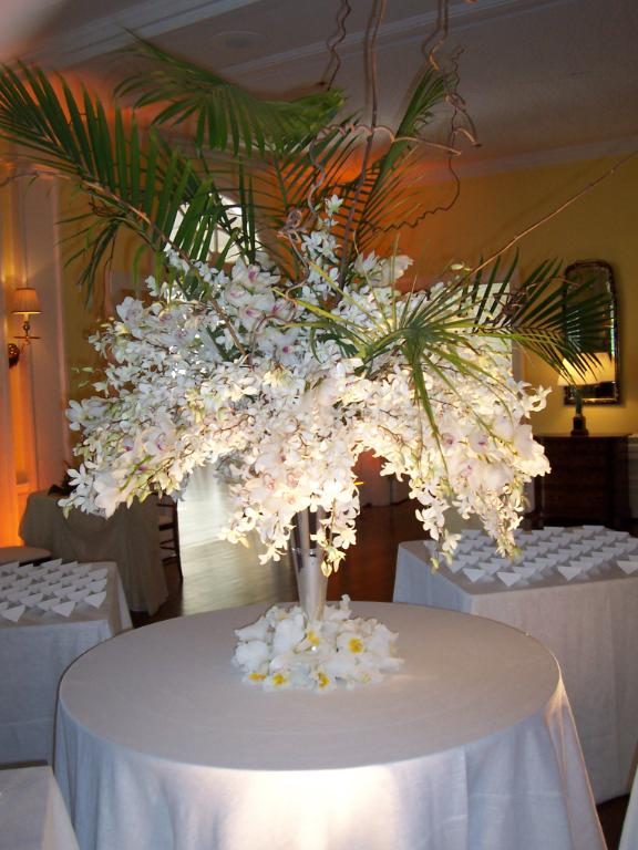 White Dendro Card Table Arrangement