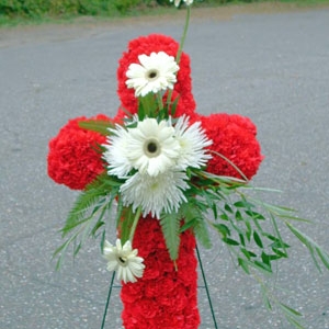 Cross with red carns, white gerbs.