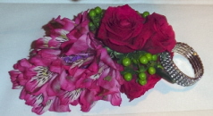 Hanging wrist corsage